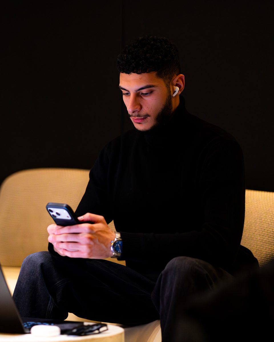Mazen, founder of The Setter Council, replying to messages on his phone